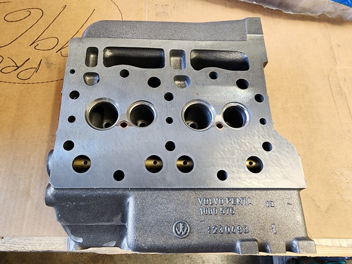 VOLVO PENTA 2002 CYLINDER HEAD BRAND-NEW NOS 860079 3803161