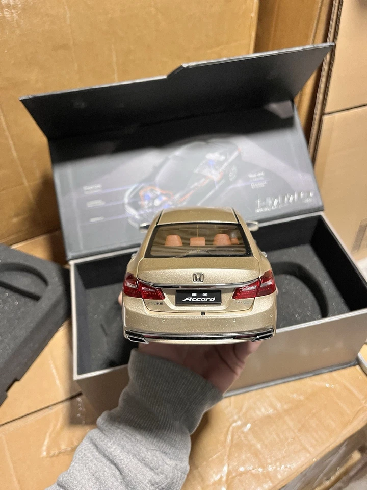 Modelo de coche Honda Accord Hybrid Mandarin Gold 2017 escala 1:18 con base Foto 4 de 4