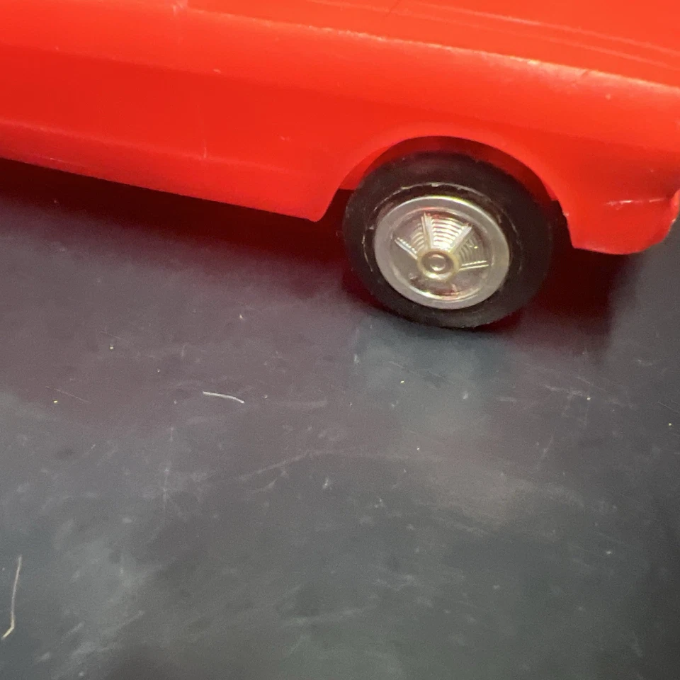 Coche de juguete rojo plástico vintage 1965/1966 jefe de bomberos Ford Mustang sin calcomanías Foto 2 de 4
