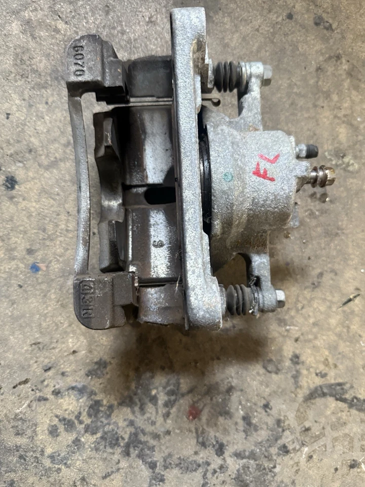 Pinza de freno de disco delantera izquierda Mazda CX-5 2017-2025 OEM 8 K kilometraje Foto 2 de 3