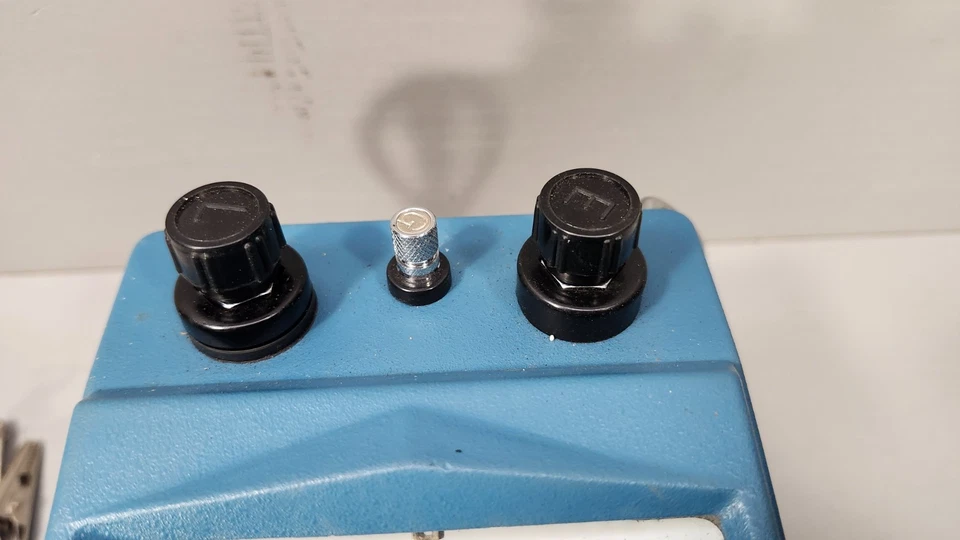 UEI IRT20 Insulation Resistance Tester Crank Style w/ Test Leads & Instructions - Image 3 of 4