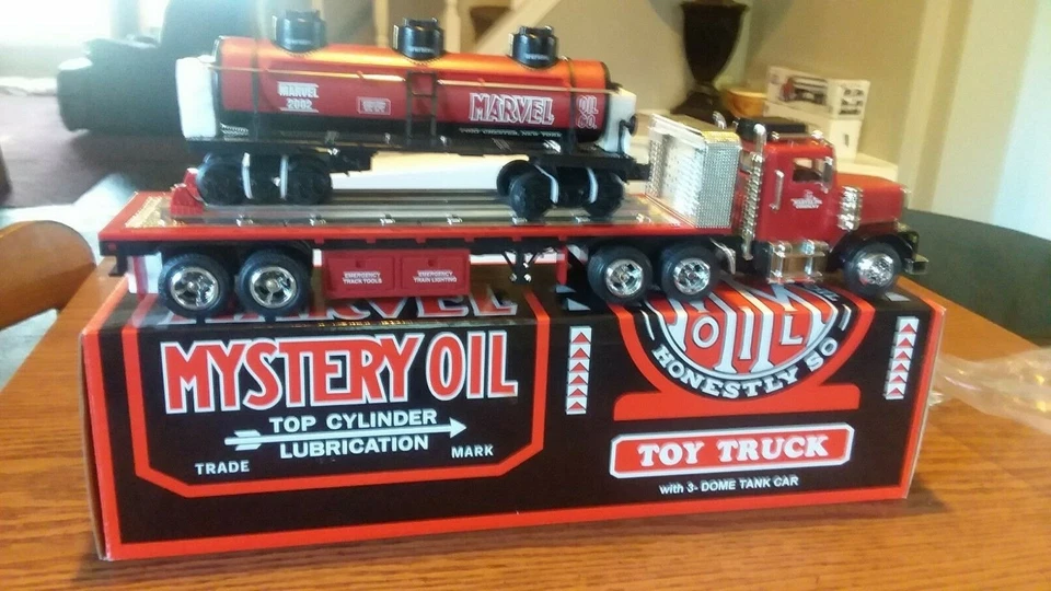 Camión de plataforma de aceite misterioso hecho por Taylor Marvel con un tanque de ferrocarril de tres cúpulas Foto 3 de 4