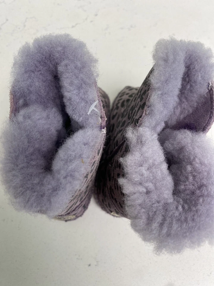 Ugg 学步儿童靴 2/3 码女孩豹纹尘土飞扬紫色 — 第 3/4 张图片