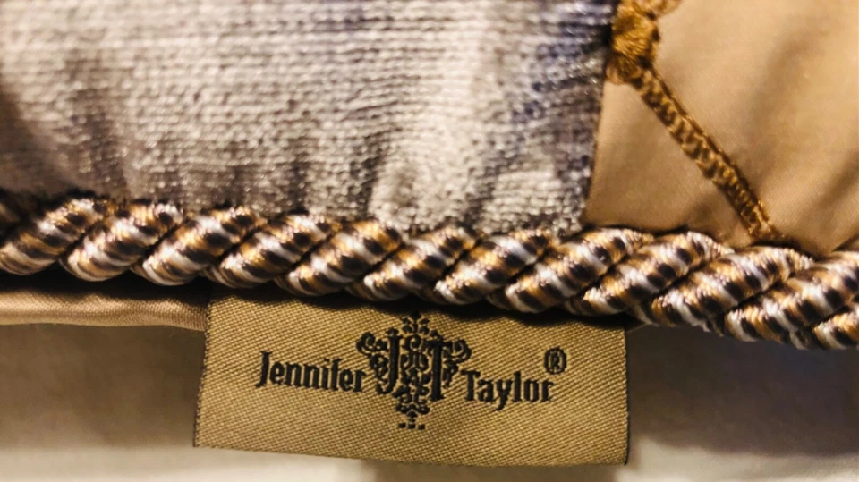 "Almohada decorativa de diseño Jennifer Taylor Legacy Collection 15"" x 18"" Foto 2 de 4