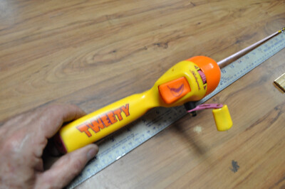 children's fishing rod and reel tweety bird Looney Tunes TWEETY BIRD Fishing Pole by Shakespeare works, needs new  string,