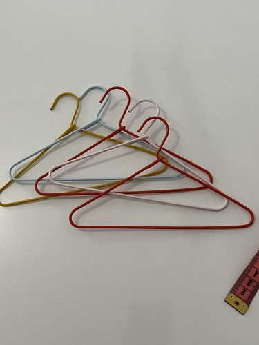 Rare 3 petits cintres anciens de poupées au bon marché paris