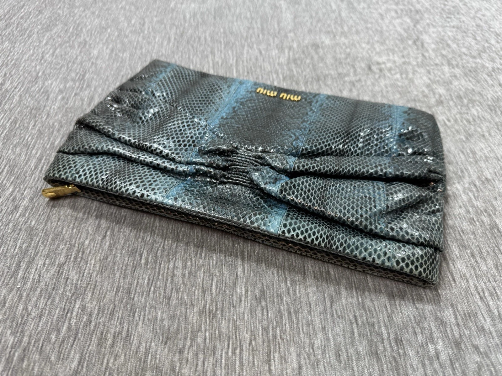 Borsa vintage Miu Miu grande pochette sera formale blu nero pelle di serpente pitone