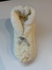 NWT MIXIT women  s ivory knit cozy slip-resistant slipper socks - small/medium