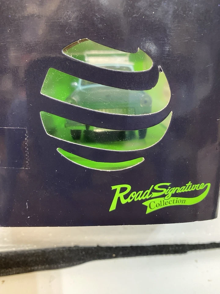 1/24 1964 BLUE & WHITE TRABANT 601 S DELUXE W/ ROOF RACK DIECAST  ROAD SIGNATURE - Image 4 of 4