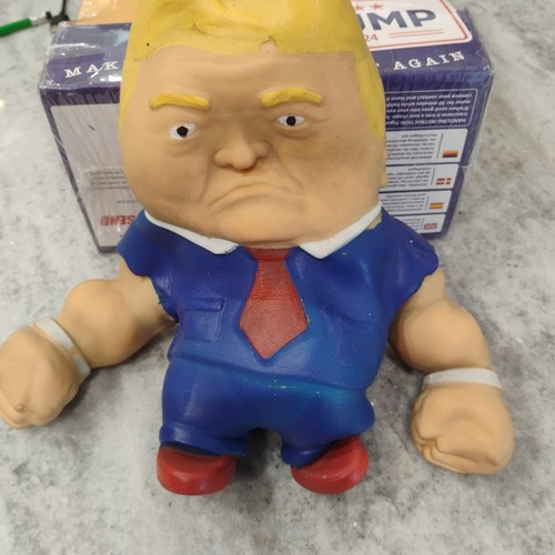 Bambola giocattolo elasticizzata Donald Trump FULL SEND da collezione limitata!) Figurina nuova con scatola - Foto 1 di 4