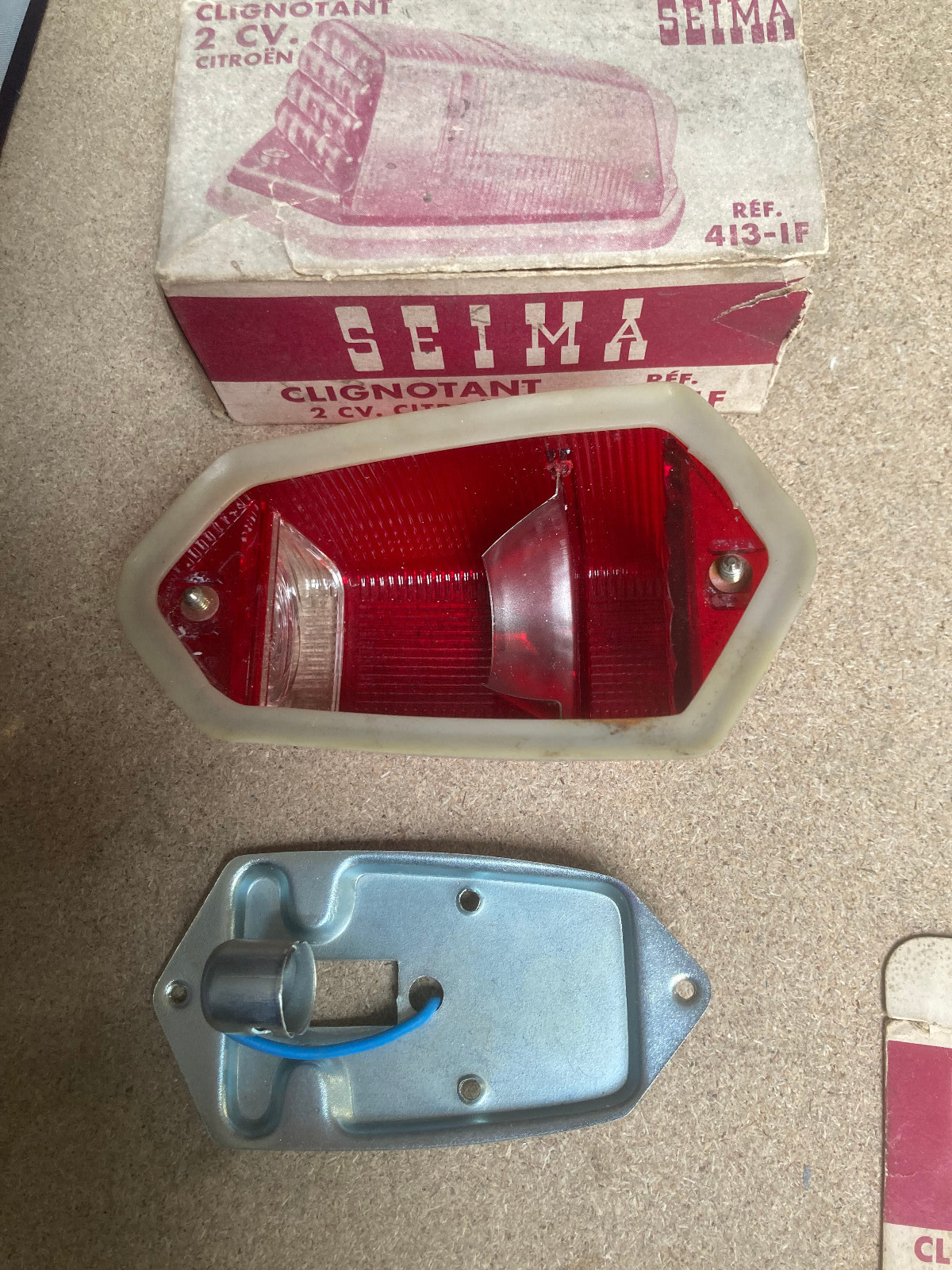 Feu de signalisation clignotant rouge Seima 413 à un plot pour Citroën 2CV d'époque
