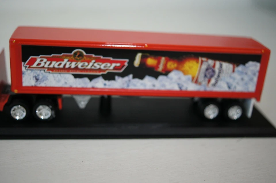 MATCHBOX COLLECTIBLES 1:72 DYM36670 PETERBILT SEMI TRAILER -BUDWEISER NEW IN BOX - Image 2 of 4