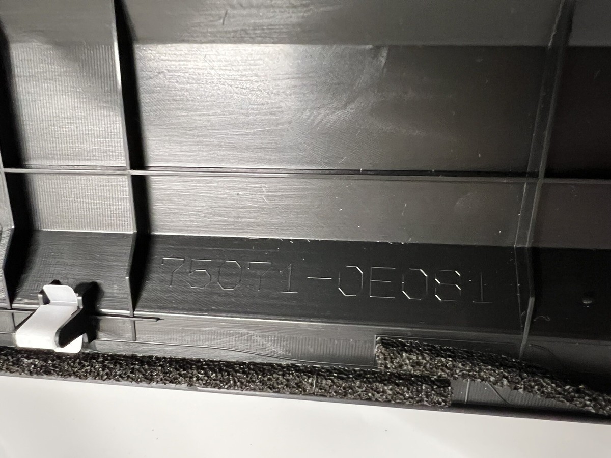 2015 - 2019 TOYOTA HIGHLANDER Right Front Door Rocker Moulding