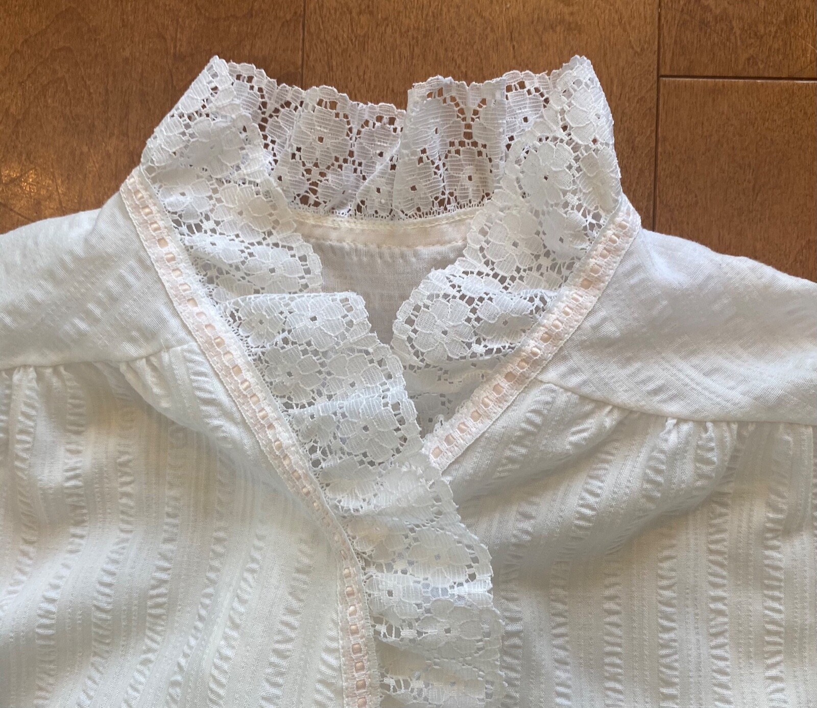 MISS ELAINE Vintage White Lace Ruffle Robe made in US… - Gem