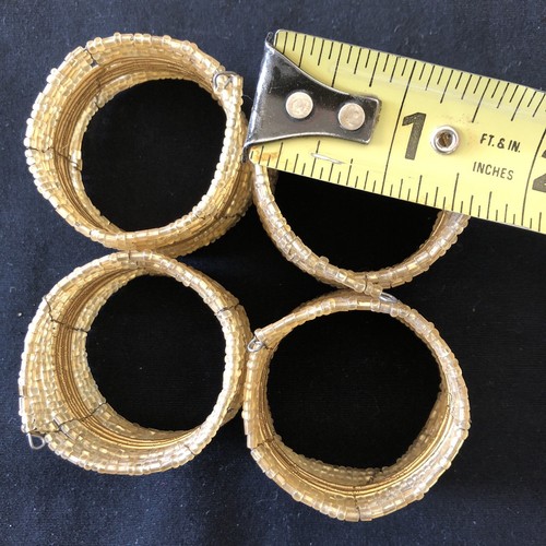 NUOVO in bustina - set di 4 - anelli tovagliolo filo tondo perline oro PIER 1 importazioni - Foto 5 di 8