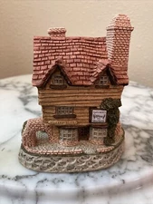 David Winter Cottage "Wine Merchant" 1980 Original Box & Certificate Vintage