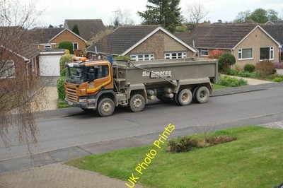 Foto A2 Warten auf die Reihe Bourne \/TF0920 Der zweite große LKW gesehen um 2016