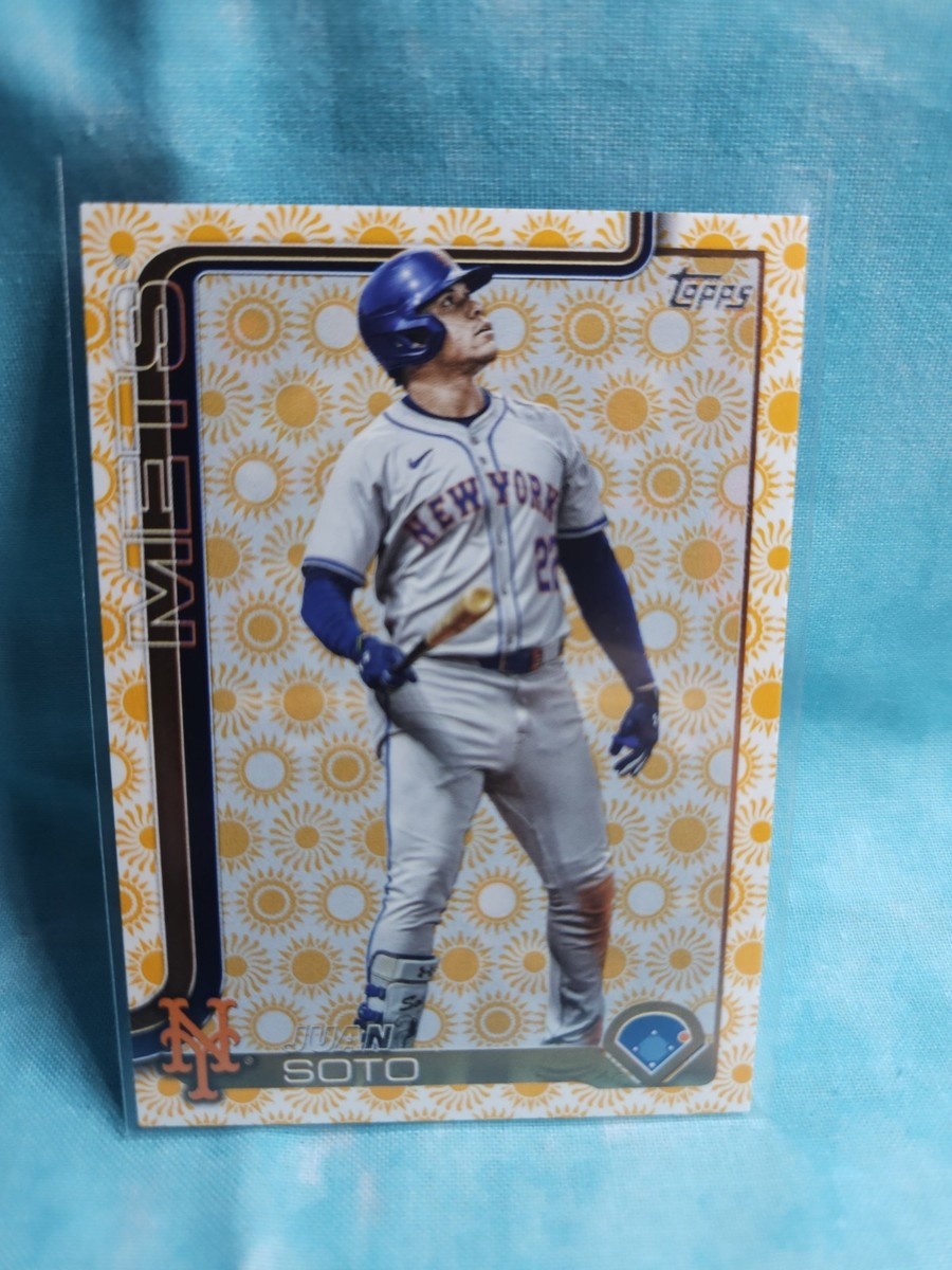 2025 Topps Series 2 #700 Juan Soto Holiday Sun Parrallel NY
