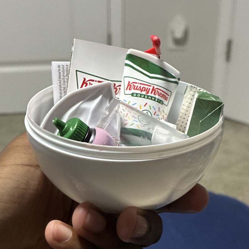 ZURU Mini Brands Krispy Kreme Doughnut & Drink Miniature Set, Plastic Multicolor
