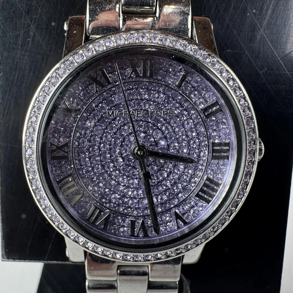 Reloj Michael Kors para mujer tono plateado cristal esfera pavé números romanos MK3348 Foto 2 de 4