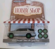 Chevy Tahoe Greenlight Chase 2021 con juego de 4 neumáticos de repuesto máquina verde 