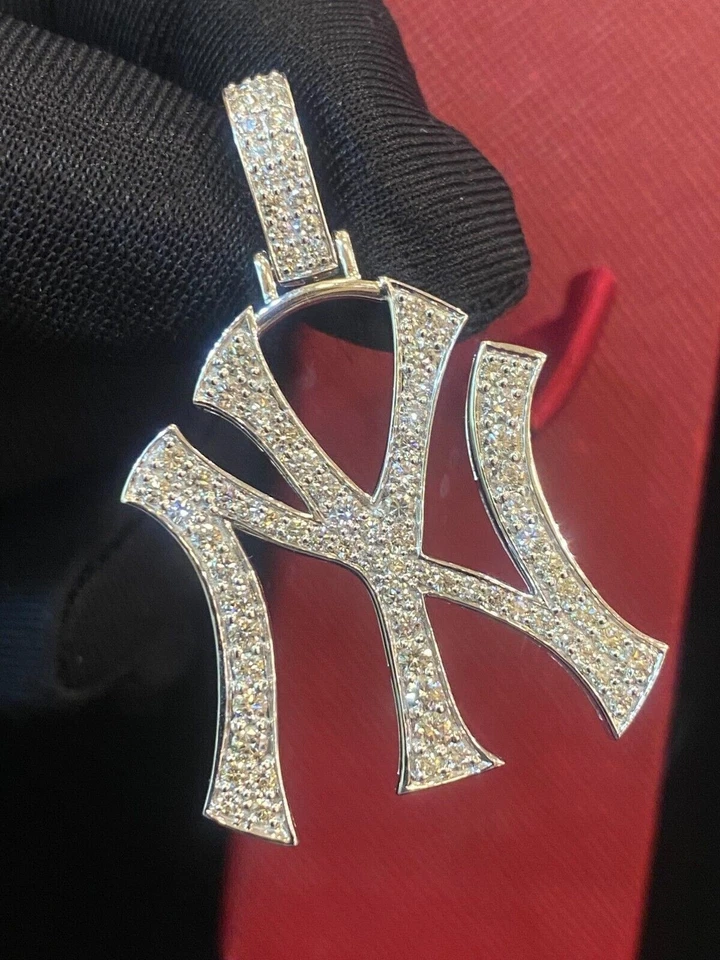 Colgante personalizado de diamantes creados en laboratorio de corte redondo de 3 quilates enchapado en oro blanco de 14 quilates de Nueva York para hombre Foto 2 de 4