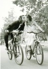 Ansichtskarte: Der Fahrradkuss - Hochzeitspaar küsst sich von Fahrrad zu Fahrrad
