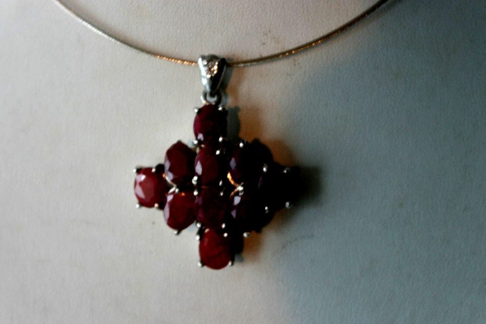 Magnífico Colgante de Plata 925 con 10 Rubí Facetado 4,5 x 3,5 de Ancho en Caja de Regalo  Foto 2 de 4