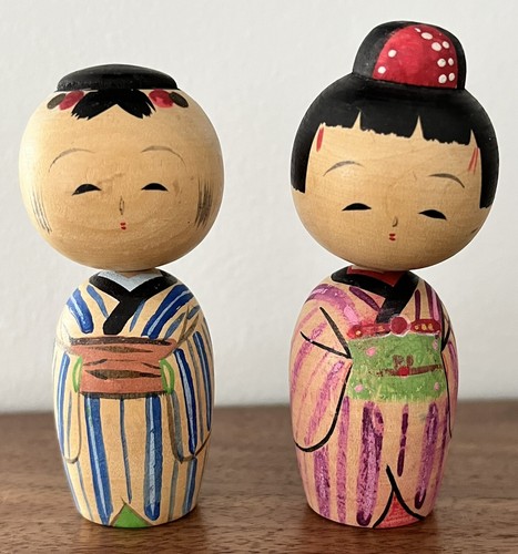 Vintage japanische Kokeshi Puppe 2er Set Made in Japan Wackelkopf nicken 2-1/4 Zoll - Bild 1 von 7