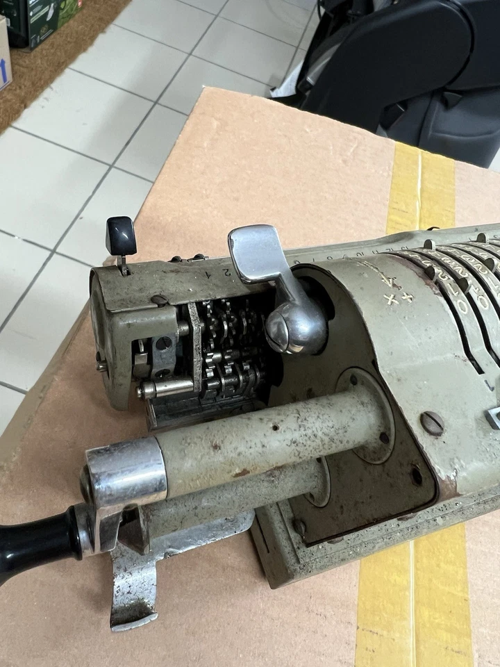 Ancienne machine à calculer. Arithmomètre IMCA .Arithmomètre d'Odhner. - Photo 4/4