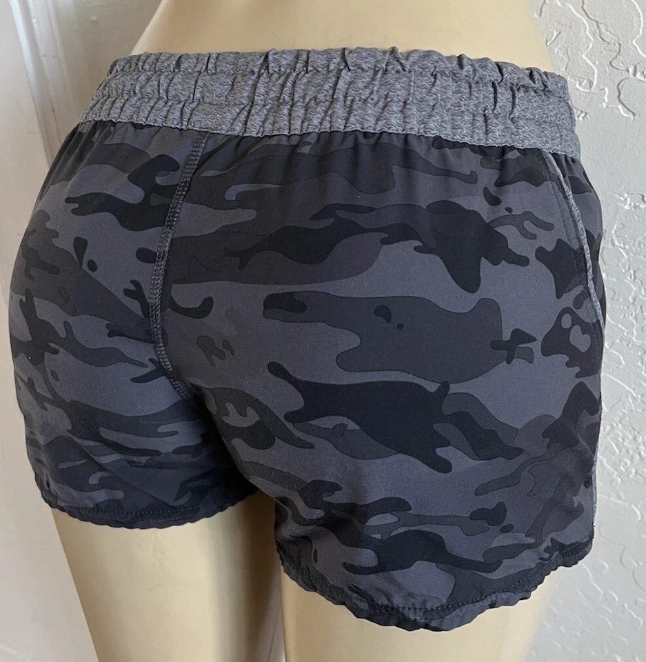 Women’s VUORI CLEMENTINE RUNNING SHORTS🏃 in Black Camo-Size Small - Image 4 of 4