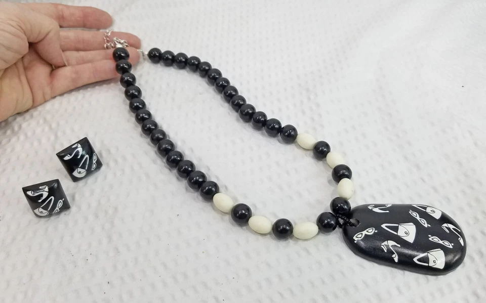 Grueso conjunto de collar y pendientes de madera negro y beige con colgante de compras Foto 3 de 4