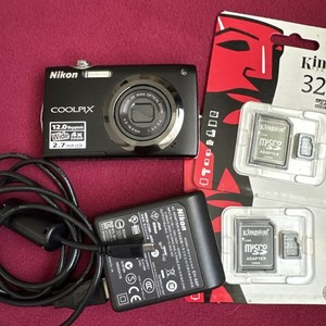 Nikon COOLPIX Compact Digital Camera with Battery and Charger - used and works