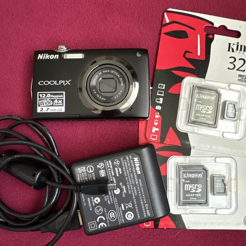 Nikon COOLPIX Compact Digital Camera with Battery and Charger - used and works