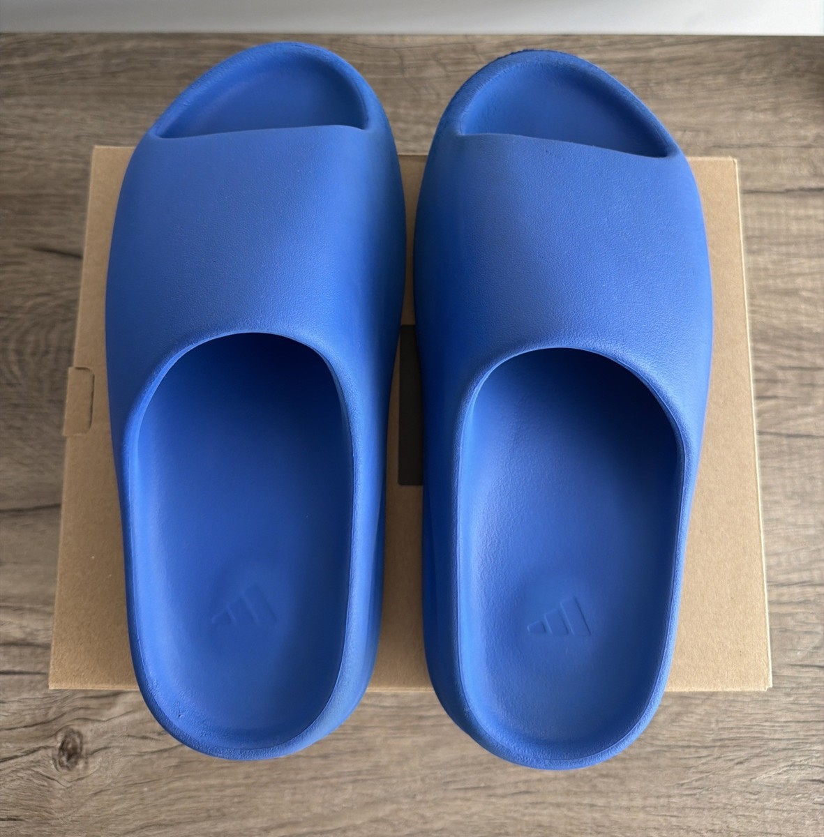 Authentic Adidas Yeezy Slides Azure Blue Mens Size US 10 ID4133