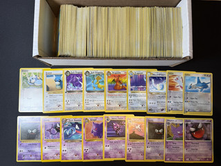Enorme collezione lotto sfuso di 600 carte Pokemon miste WOTC XY vintage HP DANNEGGIATE