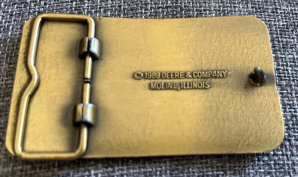 老式 1989 年 JOHN DEERE DAY 皮带扣拖拉机黄铜员工 Moline 伊利诺伊州 — 第 2/2 张图片