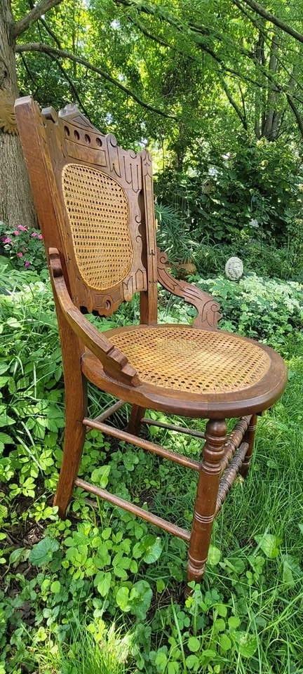 Silla de caña Eastlake antigua ornamentada Foto 3 de 4