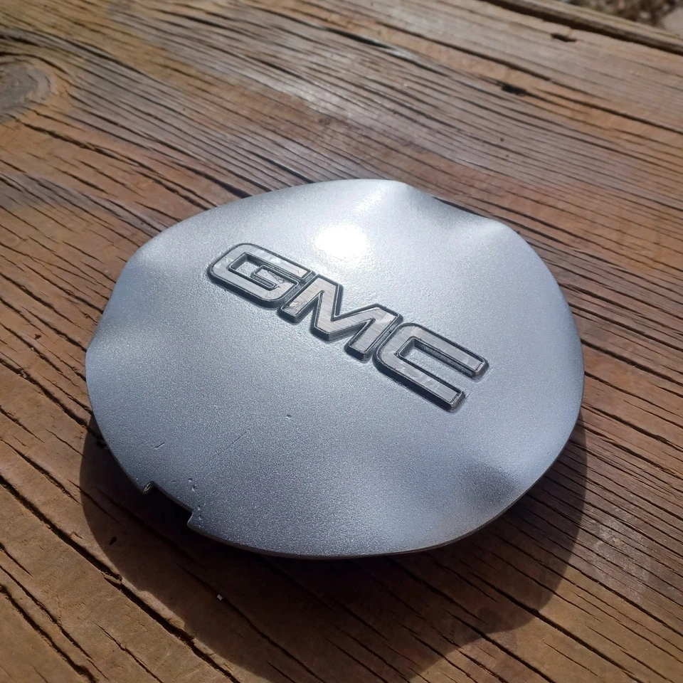 GMC Envoy, XL, tapa central XUV, logotipo de aluminio 2002-2009 parte # 9593392 repintado Foto 2 de 3