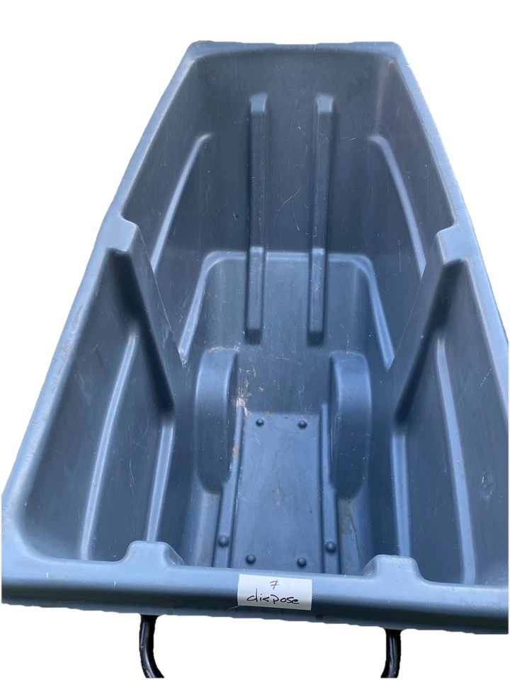 Camión utilitario Rubbermaid de 1 yarda cúbica inclinable Foto 2 de 4