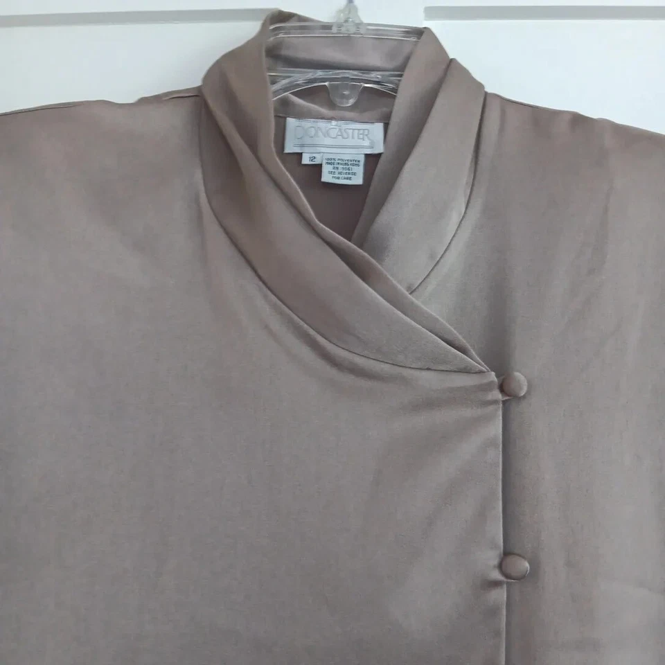 Blusa Doncaster 12 Taupe Regencycore Manga Larga Lazo Botón Elegante Brillo Foto 4 de 4