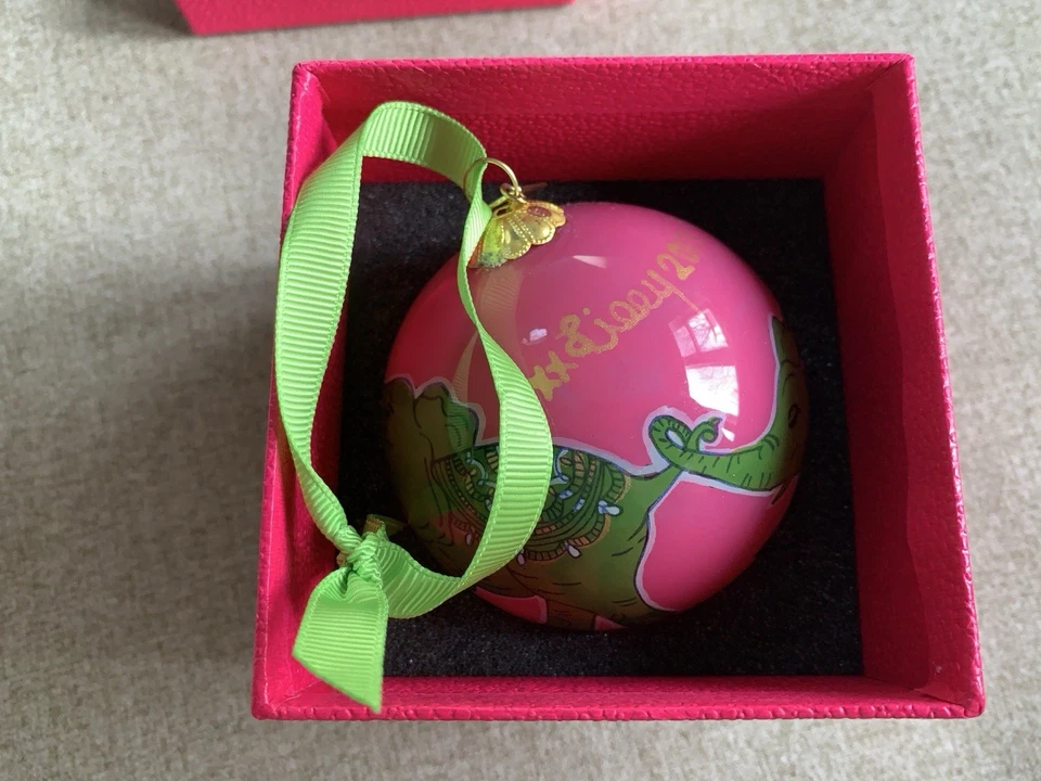 Lilly Pulitzer 2013 adorno de vidrio rosa loopy elefantes verdes con caja RARO Foto 4 de 4