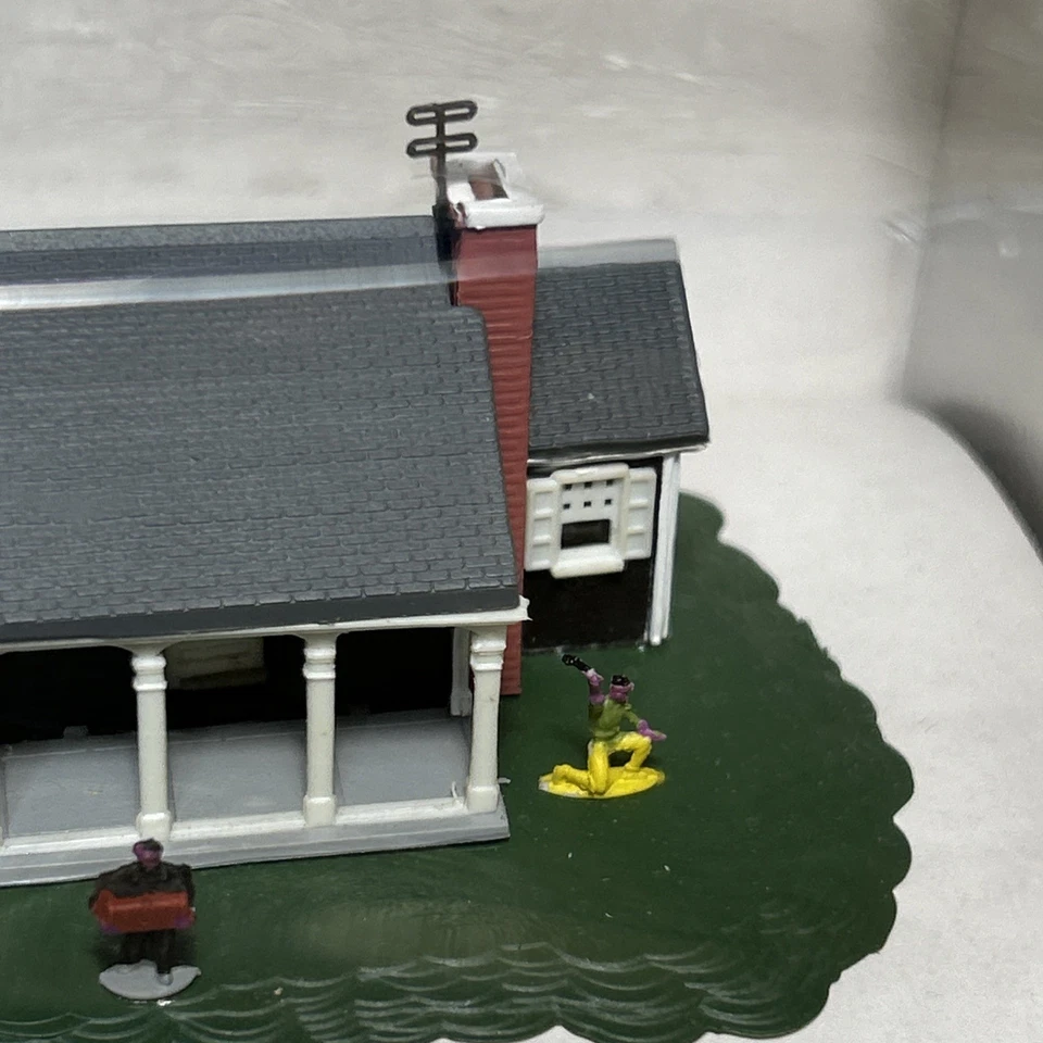 Bachman N Scale Railroad Buildings New England Ranch 45814 w/ Figures - Image 4 of 4