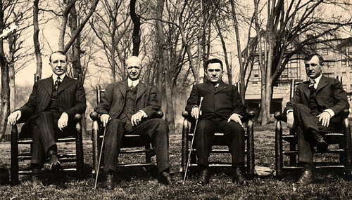 c1910 VERSCHIEDENE GRUPPE VON MÄNNERN MIT STÖCKEN RESORT ZUHAUSE RPPC POSTKARTE 43-172