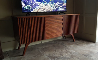 ***VERSANDFERTIG*** Wunderschön handgefertigter TV-Schrank / Schrank in massivem Nussbaum