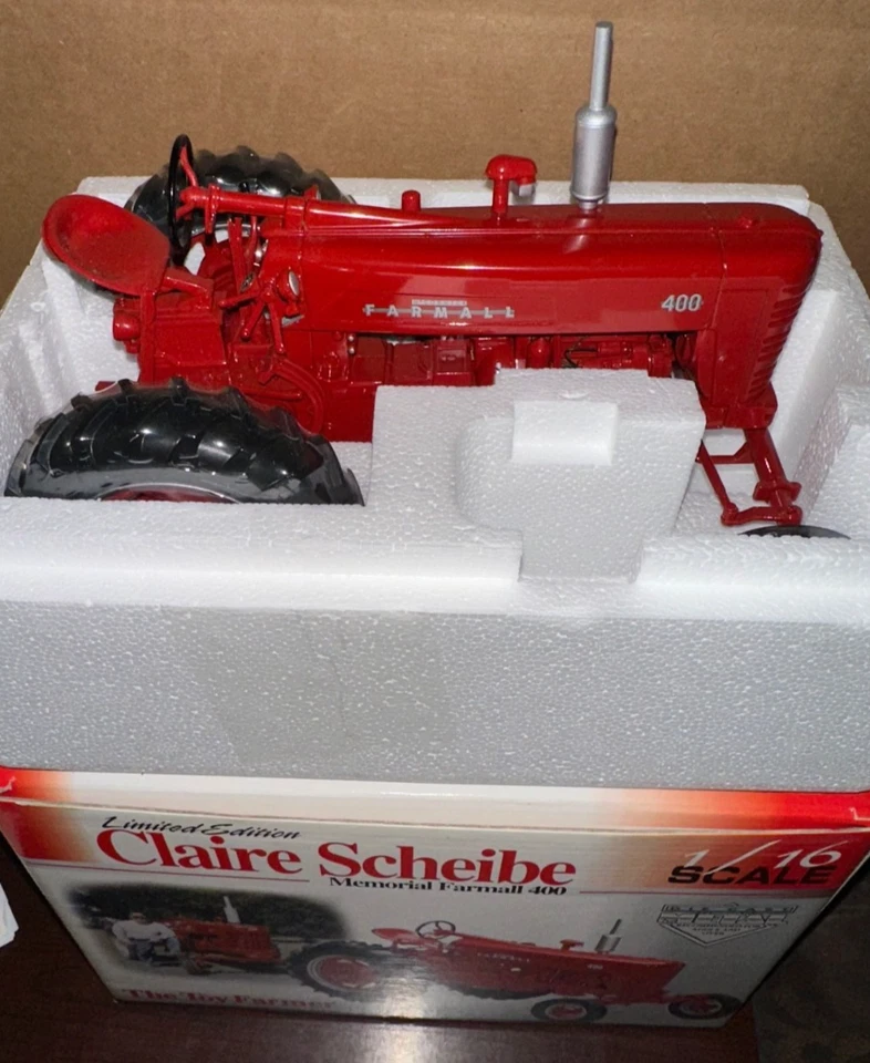 SpecCast Claire Scheibe 1/16 Memorial Farmall 400 Limited Edition #CUST729 #321* - Image 2 of 2