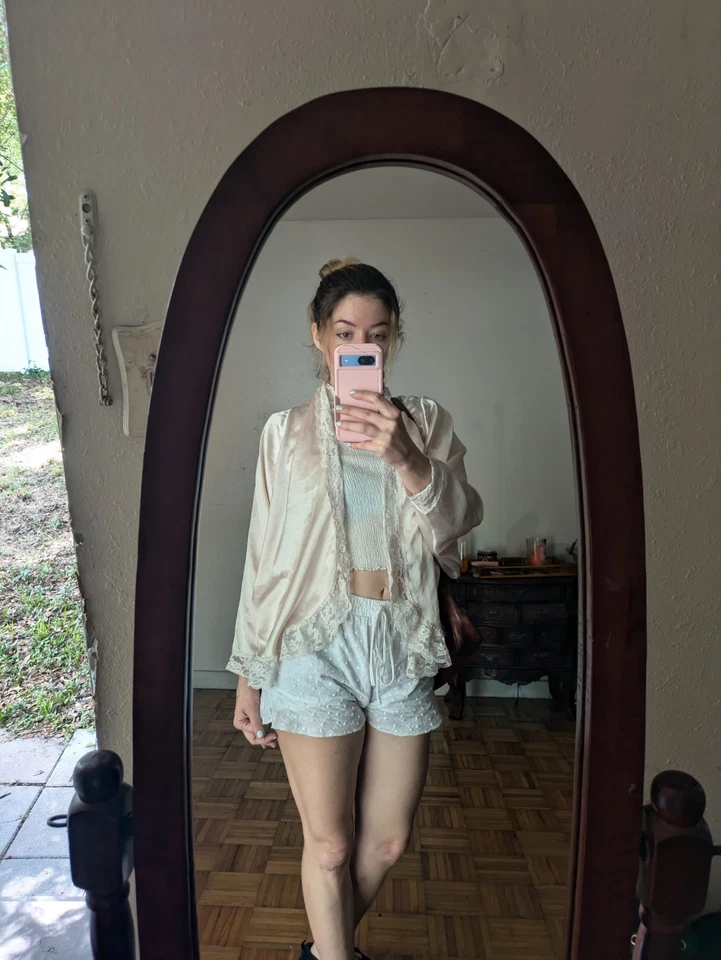 Ropa de dormir vintage de encaje y seda Lily of France Foto 3 de 4