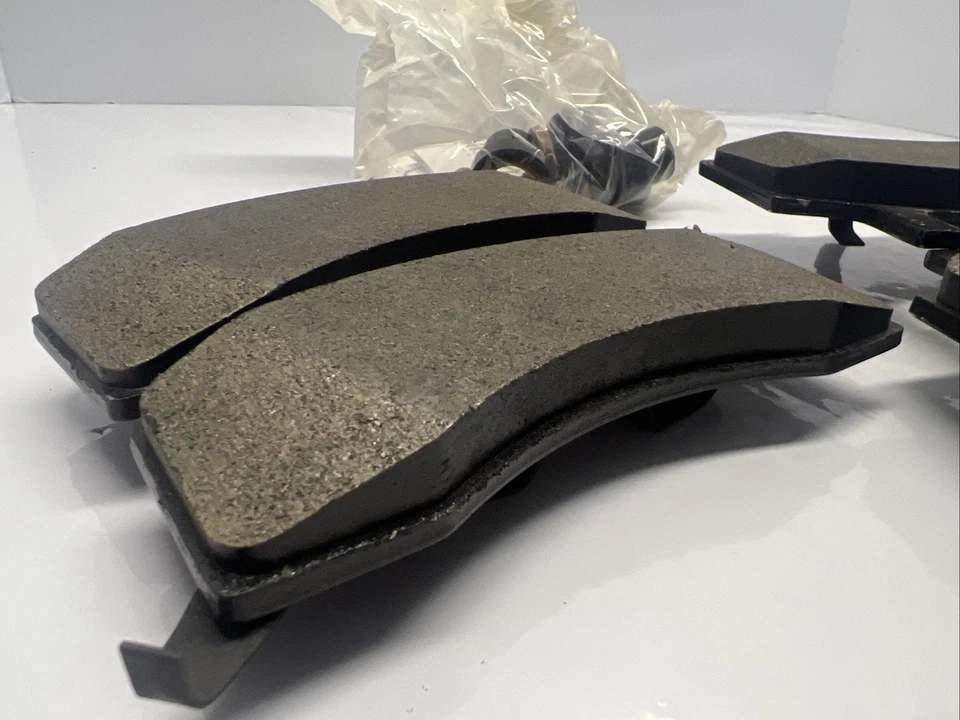 Новый комплект передних тормозных колодок Chevy Suburban Tahoe Chevrolet C2500 K2500 C3500 K3500 - Изображение 3 из 4