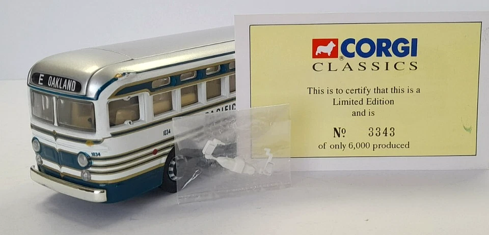 Corgi Classics Vintage Buses 98600 General Motors 4502 - Pacific Greyhound Lines - Image 3 of 4