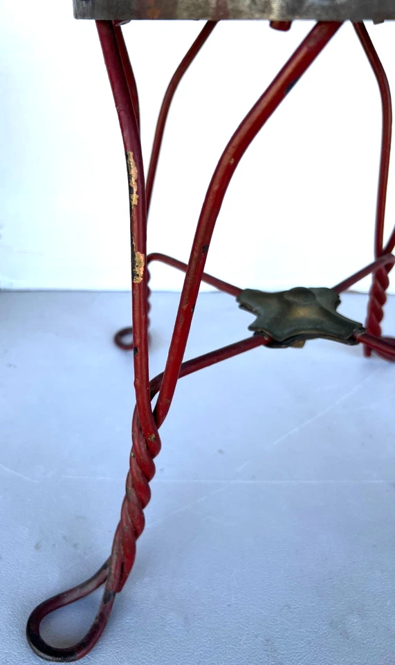 ANT. TABURETE DE HELADERÍA DE HIERRO ROJO TWIST RARO, ASIENTO DE AGUJA, ART NOUVEAU Foto 3 de 4